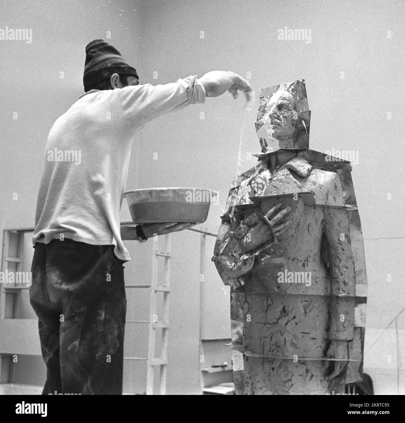 Oslo 19720805: Bildhauer Nils Aas während seiner Arbeit am Denkmal für König Haakon. Das Denkmal sollte für seinen Geburtstag von 100. bereit sein. Im Jahr 1971 beschloss der Stadtrat, für den Standort in Haakon VII`s GT zu gehen. Im Juni 7. Platz. Hier die halbgroße Tonform, die mit dünnen Messingplatten geteilt ist, und der erste Schritt des Künstlers war, diese Tonform mit Gips zu kleiden. Foto: Ivar Aaserud / Aktuell / NTB Stockfoto